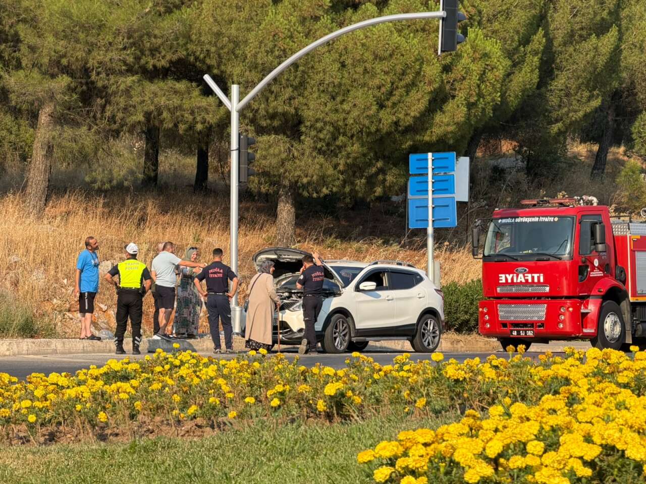 Muğla'da Otomobilden Çıkan Duman Korkuttu 2